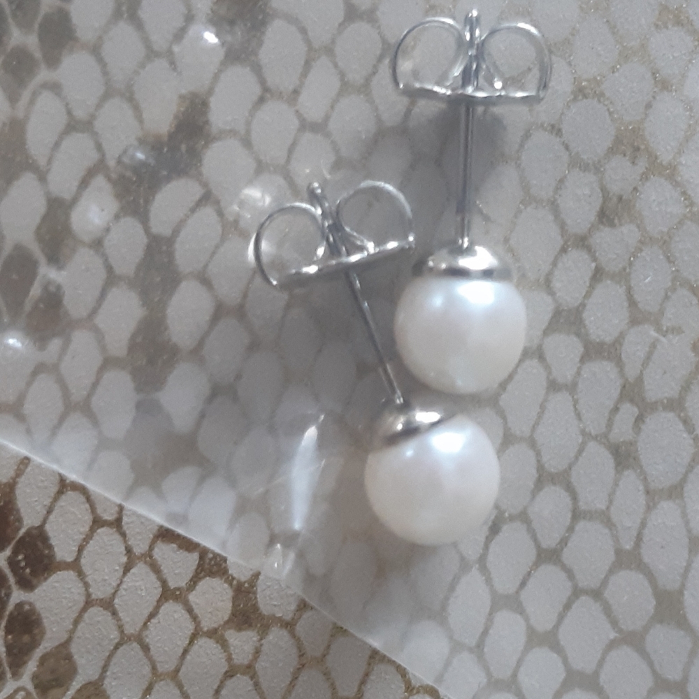 New Elegant Pearl Stud Earrings
